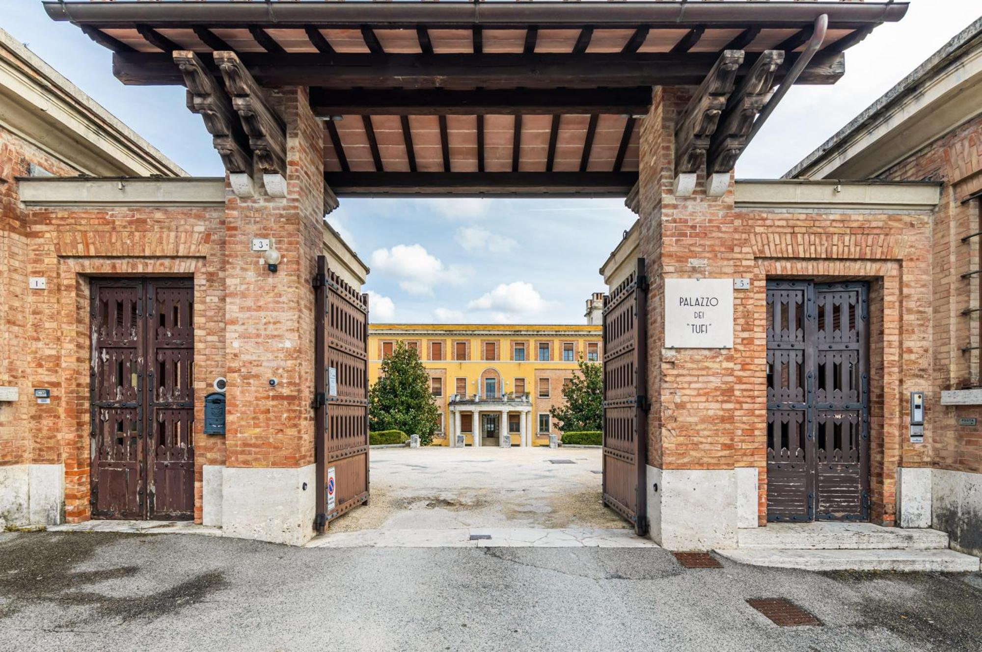 Porta Tufi Luxury Apartment With Private Parking! Siena Exterior foto